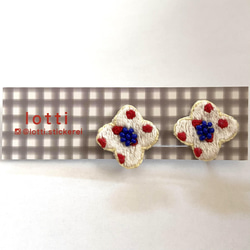 刺繍イヤリング｢水玉のお花 赤｣ 1枚目の画像