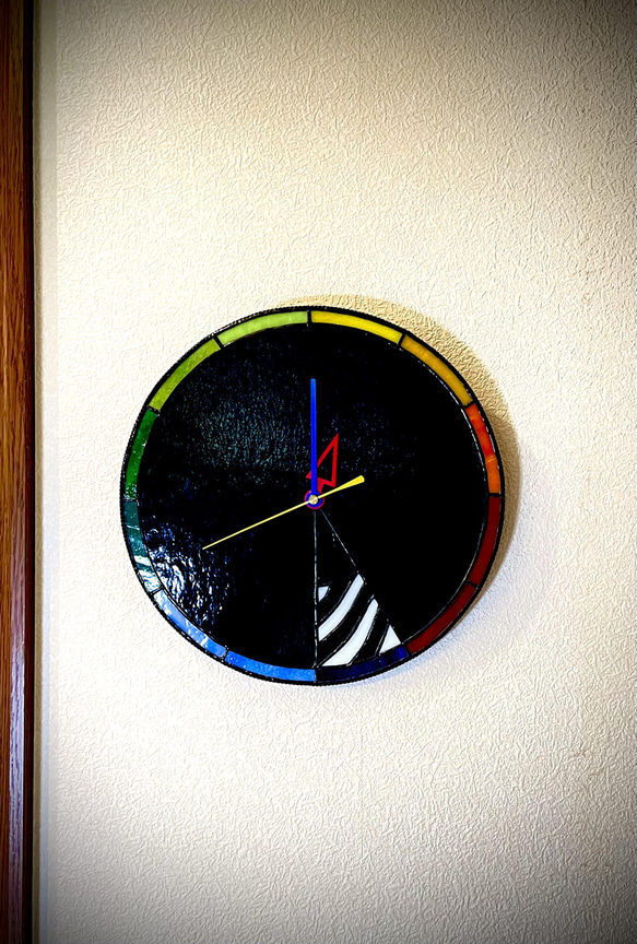 モダンな時計　ステンドグラス　ブラック系 2枚目の画像