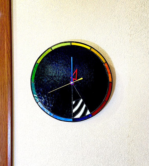 モダンな時計　ステンドグラス　ブラック系 3枚目の画像