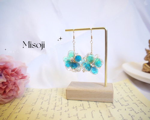 フラワー　レジン　ピアス　ハンドメイド　イヤリング変更可 e518502de8656a5c3a010d8262dc79
