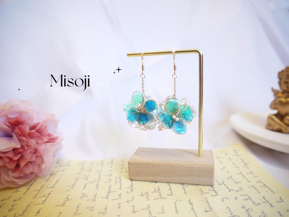 レジンフラワーピアス。 ElsaとSnowflake_手作りのイヤリング_