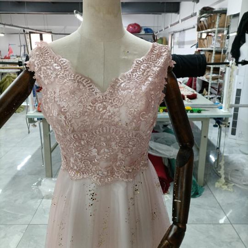 ウエディングドレス 上品に華やかさを演出ドレス キラキラレース  