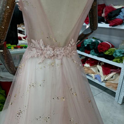 ウエディングドレス 上品に華やかさを演出ドレス キラキラレース　くすみピンク 8枚目の画像