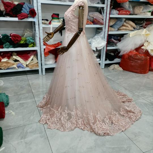 ウエディングドレス 上品に華やかさを演出ドレス キラキラレース  