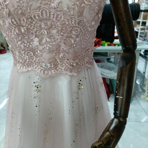 ウエディングドレス 上品に華やかさを演出ドレス キラキラレース  