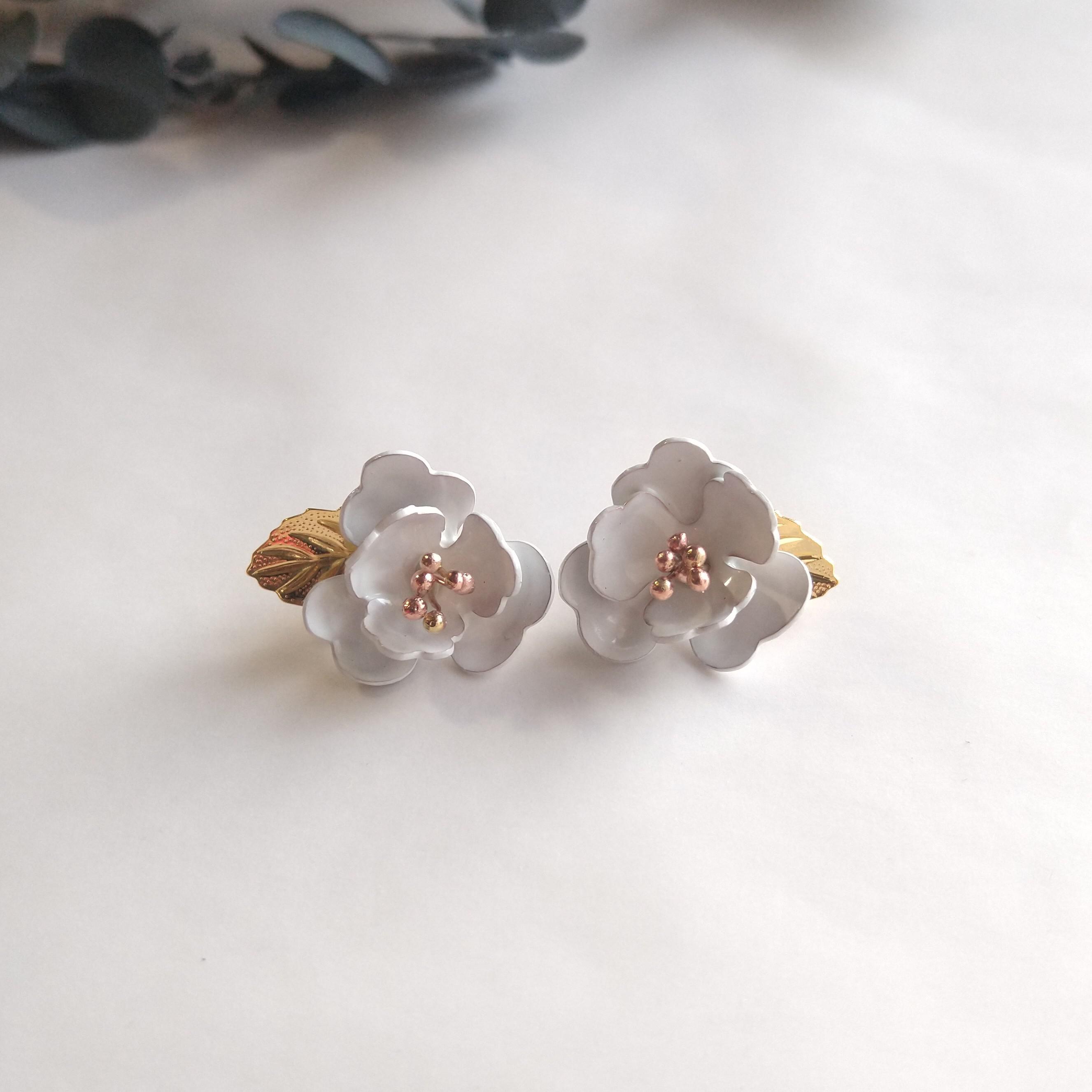 白い椿の花真鍮ピアス リーフ2way仕様