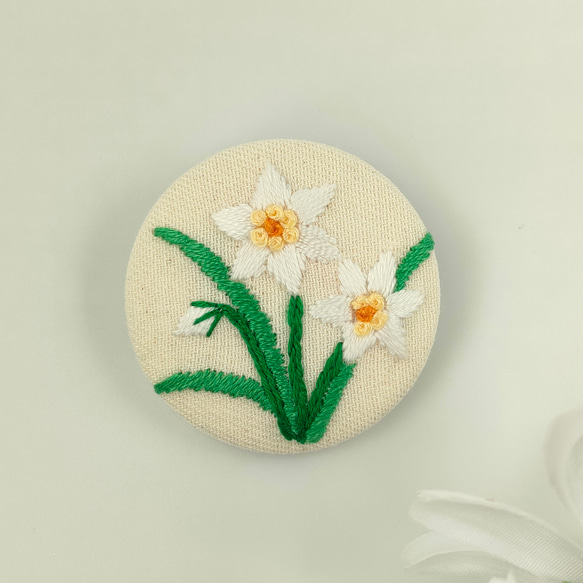 受注制作】白い水仙の刺繍ブローチor刺繍ヘアゴム 茶花 冬 受注制作】白い水仙の刺繍ブローチor刺繍ヘアゴム 茶花 冬