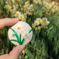 七彩花　お花の刺繍ヘアゴム　レトロの刺繍バッジ 受注制作】白い水仙の刺繍ブローチor刺繍ヘアゴム 茶花 冬 ブローチ
