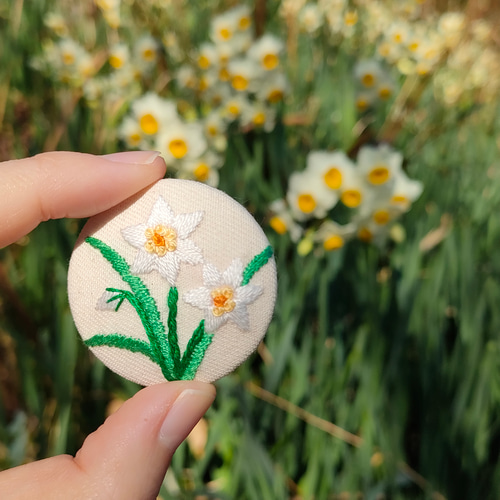 受注制作】白い水仙の刺繍ブローチor刺繍ヘアゴム 茶花 冬 ブローチ