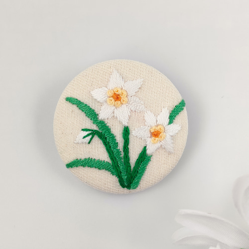 受注制作】白い水仙の刺繍ブローチor刺繍ヘアゴム 茶花 冬