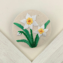 水仙の刺繍ブローチ　茶花　冬 2枚目の画像