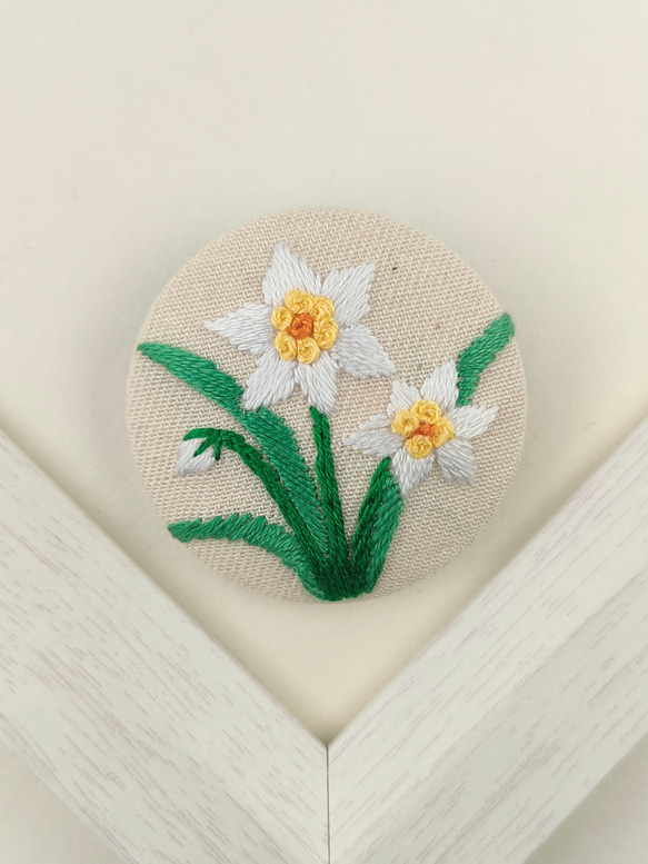 水仙の刺繍ブローチ　茶花　冬 2枚目の画像