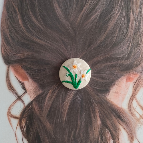 受注制作】白い水仙の刺繍ブローチor刺繍ヘアゴム 茶花 冬 受注制作】白い水仙の刺繍ブローチor刺繍ヘアゴム 茶花 冬