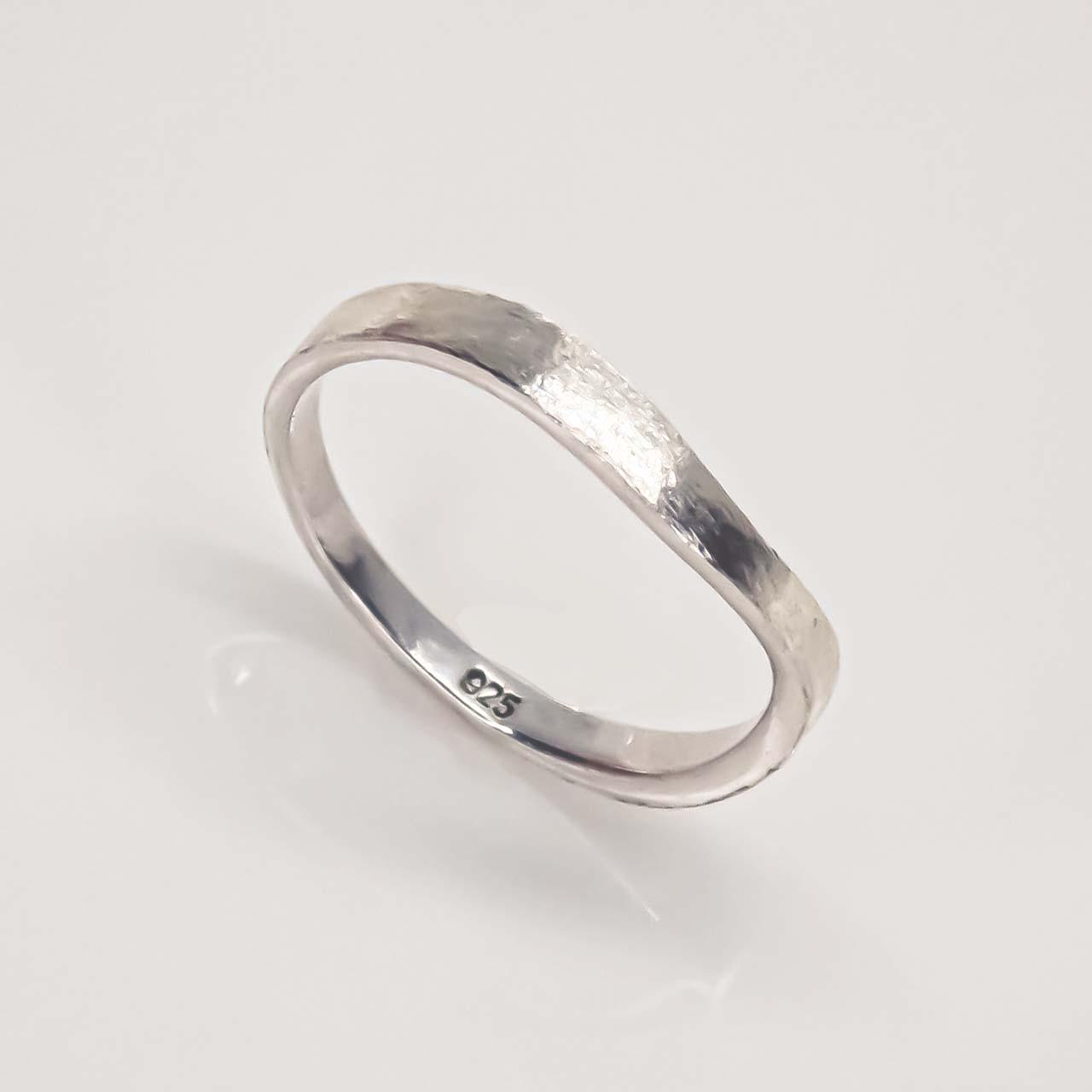 ヘアラインウェーブリング　ユニセックスなデザイン　シルバーアクセサリー　メンズ　刻印　S6