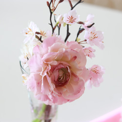 枯れないこぼれない　二色の桜とラナンキュラスの春花ウォーターアレンジ　tall 4枚目の画像