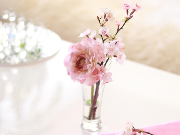 枯れないこぼれない　二色の桜とラナンキュラスの春花ウォーターアレンジ　tall 3枚目の画像