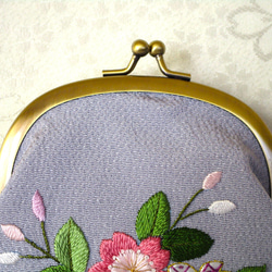 【サクラ】日本刺繍のがま口ポーチ ◆グレー生地◆ 刺繍花刺繍  手刺繍  母の日  プレゼント 4枚目の画像