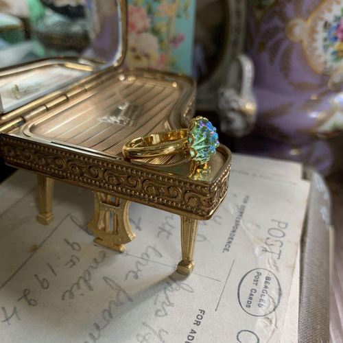 アボカドフレッシュグリーン 火山溶岩 ヨーロッパ アンティーク リング