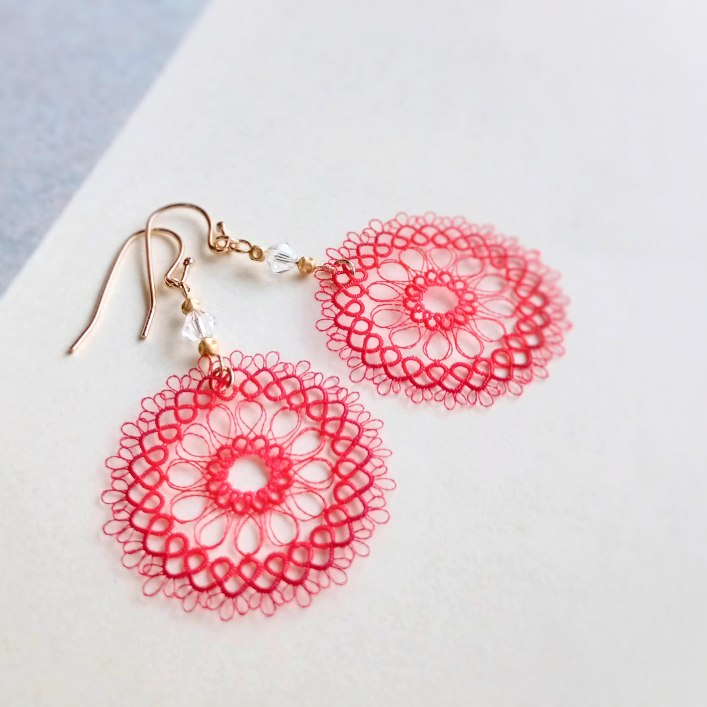赤グラデーションのピアス・金具変更可／レッド カットビーズ 円形 透かし彫り 透け感 丸型 エスニック ノンホール