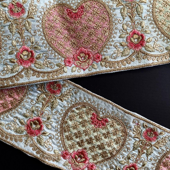 インド刺繍リボン ハート バレンタイン ゴールド 金 緑 花 アンティークレトロ 刺繍布 ハンドメイド 素材 エスニック 2枚目の画像