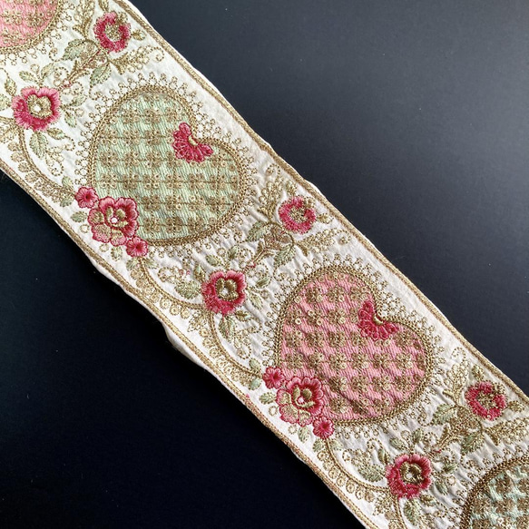 インド刺繍リボン シルク 絹 ハート ゴールド バレンタイン 花 ラッピング 白 サリーボーダー かわいい 素材 テープ 3枚目の画像