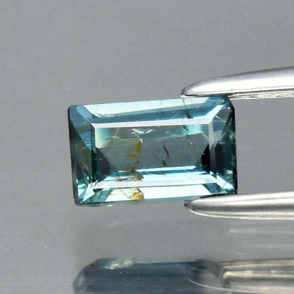 天然石 ブルー グリーン サファイア ルース 0.44ct ナイジェリア産 非加熱　綺麗なブルーカラーの煌めき！ 1枚目の画像