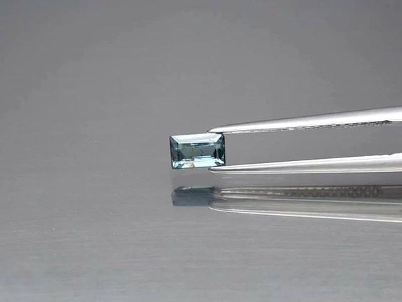 天然石 ブルー グリーン サファイア ルース 0.44ct ナイジェリア産 非加熱　綺麗なブルーカラーの煌めき！ 2枚目の画像