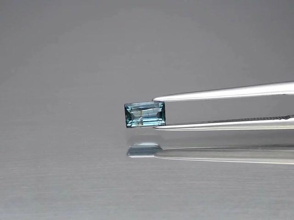 天然石 ブルー グリーン サファイア ルース 0.44ct ナイジェリア産 非加熱　綺麗なブルーカラーの煌めき！ 3枚目の画像