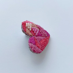 （受注制作）刺繍ミニブローチ「クリスタルピンクハート」 2枚目の画像