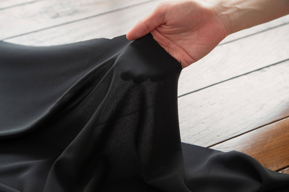 NO.4 薄地ストレッチ綾織りのトリアセテートサテンジョーゼット BLACK 6枚目の画像