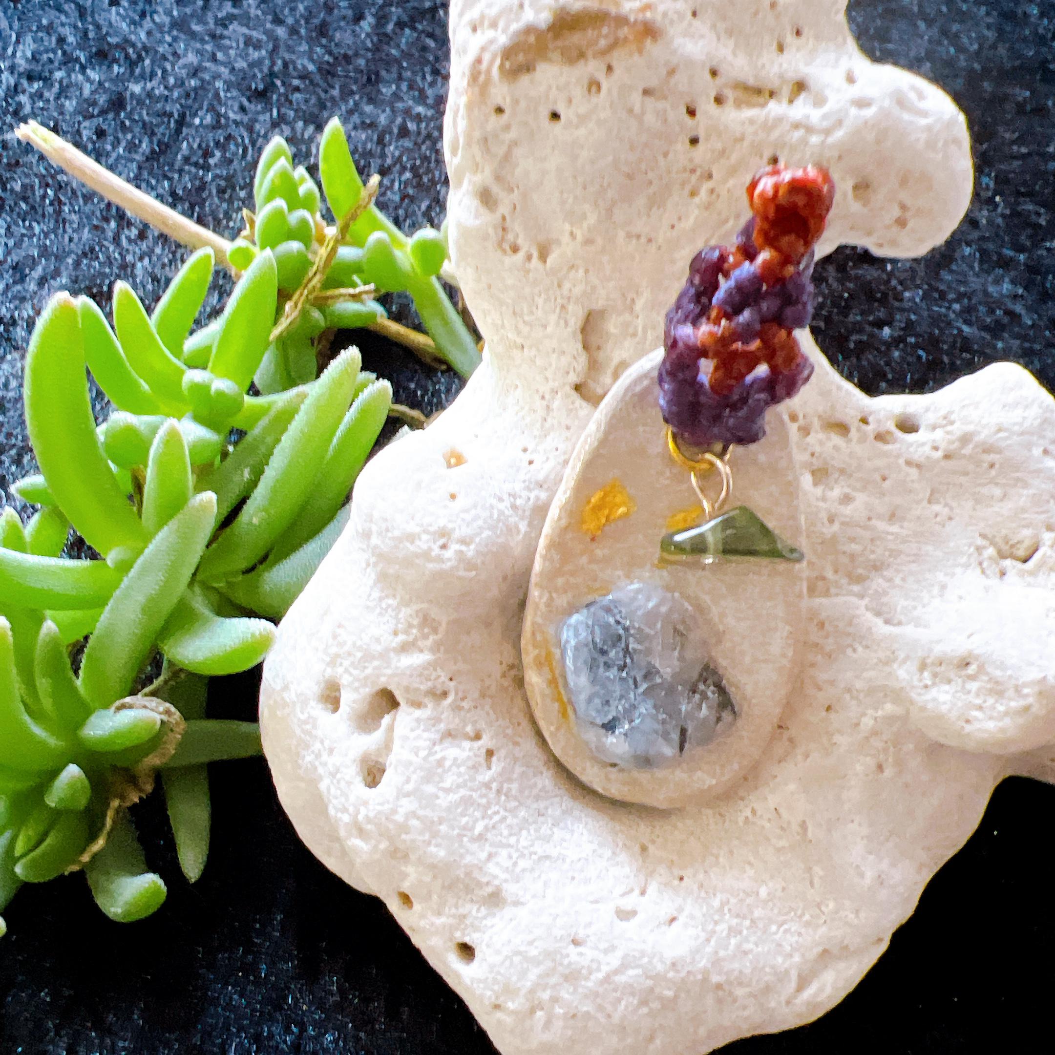 高波動な希少石☆ 不思議な力を携えたフェナカイト（フェナサイト）☆モルダバイト☆オフホワイトカラー