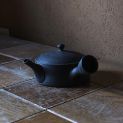煎茶が美味しく飲める平型急須【愛知県常滑産】玉光窯さんのつくる常滑急須・横手・無地・160cc 3枚目の画像