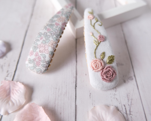 バラ刺繍パッチンピン♡ヘアゴム2点セット バラ刺繍パッチンピン