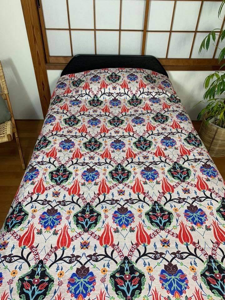 “春を先取り♪”トルコ　シュニール織生命の木とチューリップ柄薄グレー地のベッドカバー