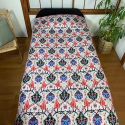 “春を先取り♪”トルコ　シュニール織生命の木とチューリップ柄薄グレー地のベッドカバー 7枚目の画像