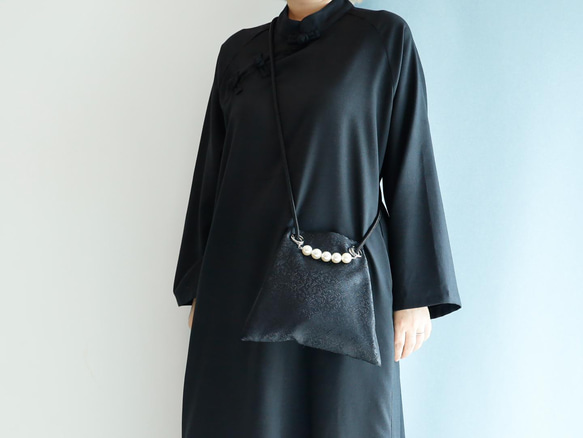 FUJIYAMA Pochette Satin Jacquard Black + Pearl 2WAY Minimal Poch 第13張的照片