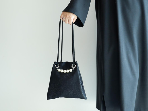 FUJIYAMA Pochette Satin Jacquard Black + Pearl 2WAY Minimal Poch 第12張的照片