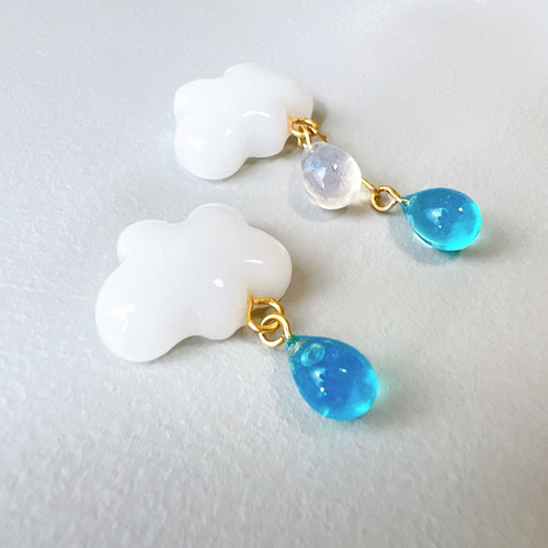 飴を降らす雲 傘レジンとキャンディ 虹色 アシンメトリー ピアス
