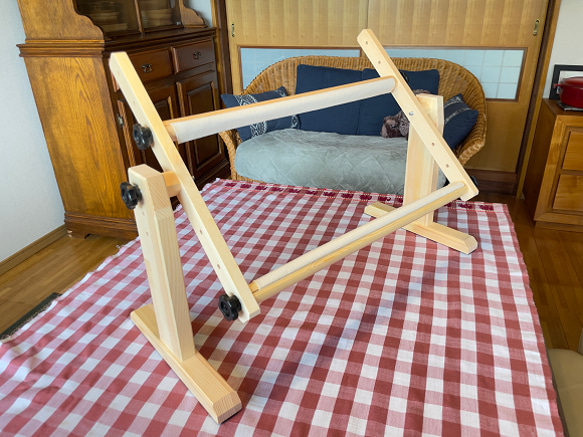 **木製の手芸道具**「スクロールフレーム　卓上タイプ」テーブルの上で刺しゅうができるスクロールフレーム#クロスステッチ 4枚目の画像