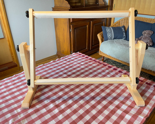 木製の手芸道具**「スクロールフレーム 卓上タイプ」テーブルの上で