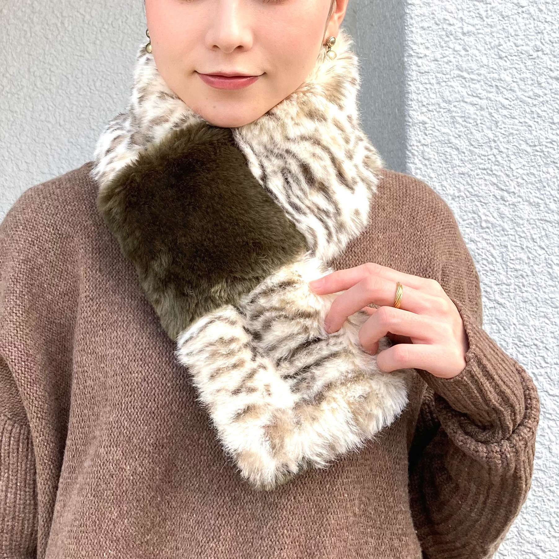 ＜やわらかエコファーのリバーシブルマフラー・オフホワイトレオパード＞　ミニマフラー