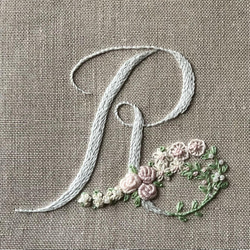 お花とアルファベットの刺繍キット　R(グレー系） 1枚目の画像