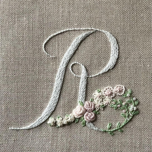 お花とアルファベットの刺繍キット R(グレー系） キット Le Petit 
