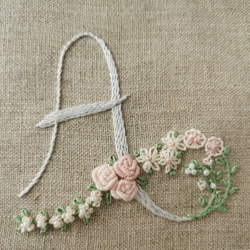 お花とアルファベットの刺繍キット　R(グレー系） 4枚目の画像