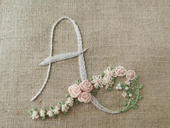 お花とアルファベットの刺繍キット　R(グレー系） 4枚目の画像