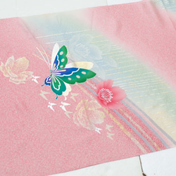 正絹　ピンク地ぼかしと蝶柄振袖はぎれ　1m　和小物、つまみ細工などに 2枚目の画像