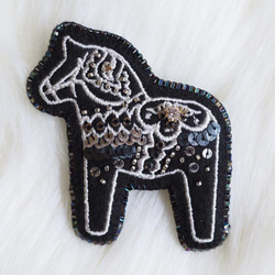 【幸せを呼ぶ馬】ダーラナホースブローチ（black＆silver） 3枚目の画像