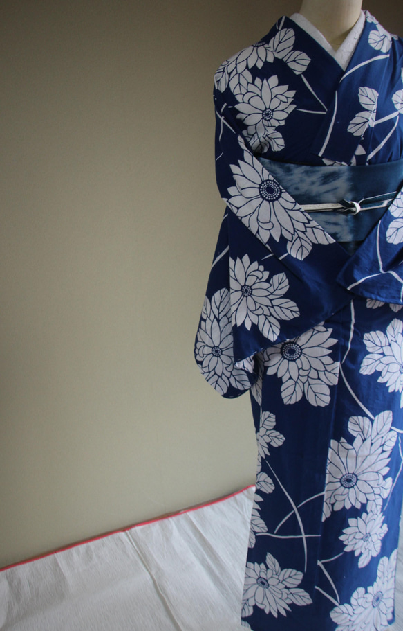 手染め藍　型染浴衣　青に近い紺 舞妓さんの浴衣ようなシンプルで古典的な柄行きがモダン　トールサイズ　袖長め裄69ｃｍ 10枚目の画像