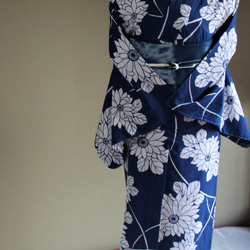 手染め藍　型染浴衣　青に近い紺 舞妓さんの浴衣ようなシンプルで古典的な柄行きがモダン　トールサイズ　袖長め裄69ｃｍ 4枚目の画像