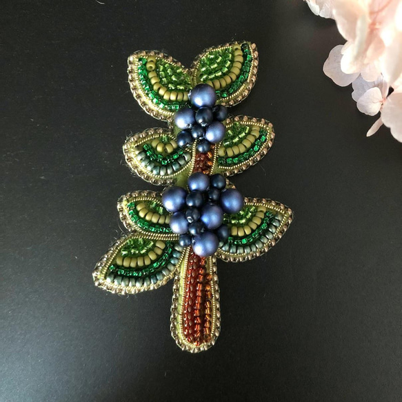 ビーズ刺繍ブローチ～青い実の小枝 1枚目の画像
